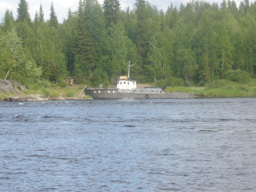 Катер у порога Шляпа, который забирает туристов с маршрута. Но это не наш метод...