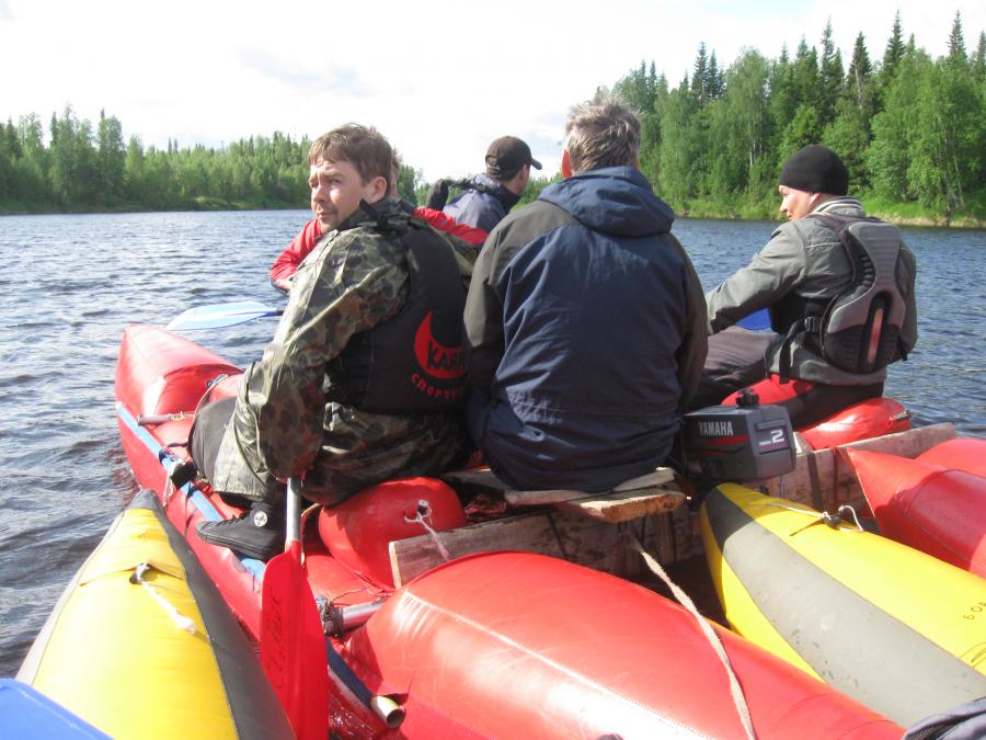 Попытка идти на моторе с двумя катамаранами, закрепленными сзади
