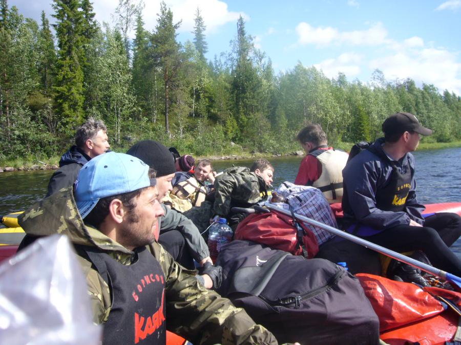 Нашёлся оптимальный вариант. Катамаран четвёрка с мотором по центру, а по бокам жёстко прикреплены катамараны двойки. На наружных баллонах двоек сидят гребцы - подгребающие