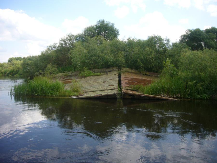 Понтонный мост. Вода его отодвинула немного в сторонку.