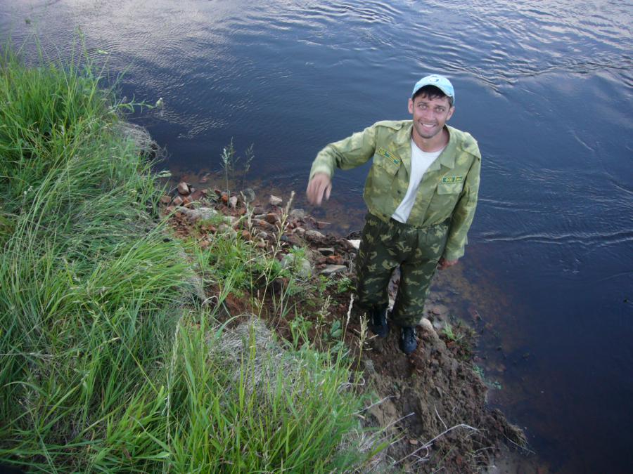 Валик стоит на берегу возле аккуратно выложенных кирпичей. Возможно это своеобразная дамба, 
а возможно и заложенный подземный ход