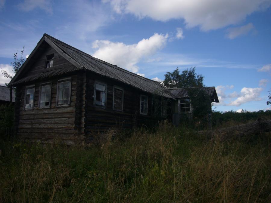 Заброшенный дом. А ведь когда то здесь было весело. Даже была школа...