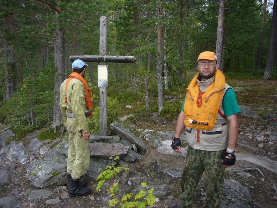 Недалеко от пос. Ригорека мы увидели крест и решили остановиться посмотреть