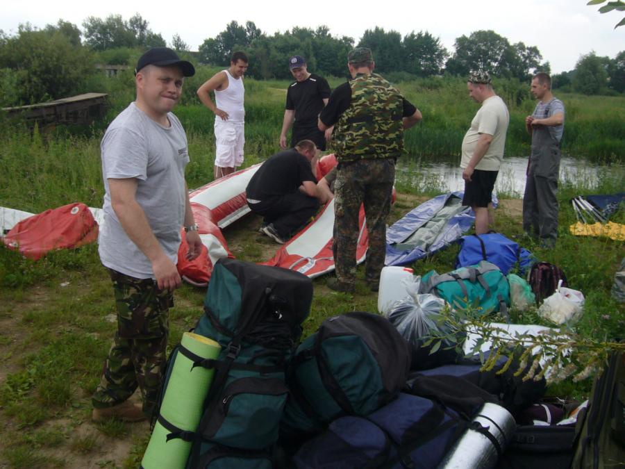 Сборка рафта в полном разгаре