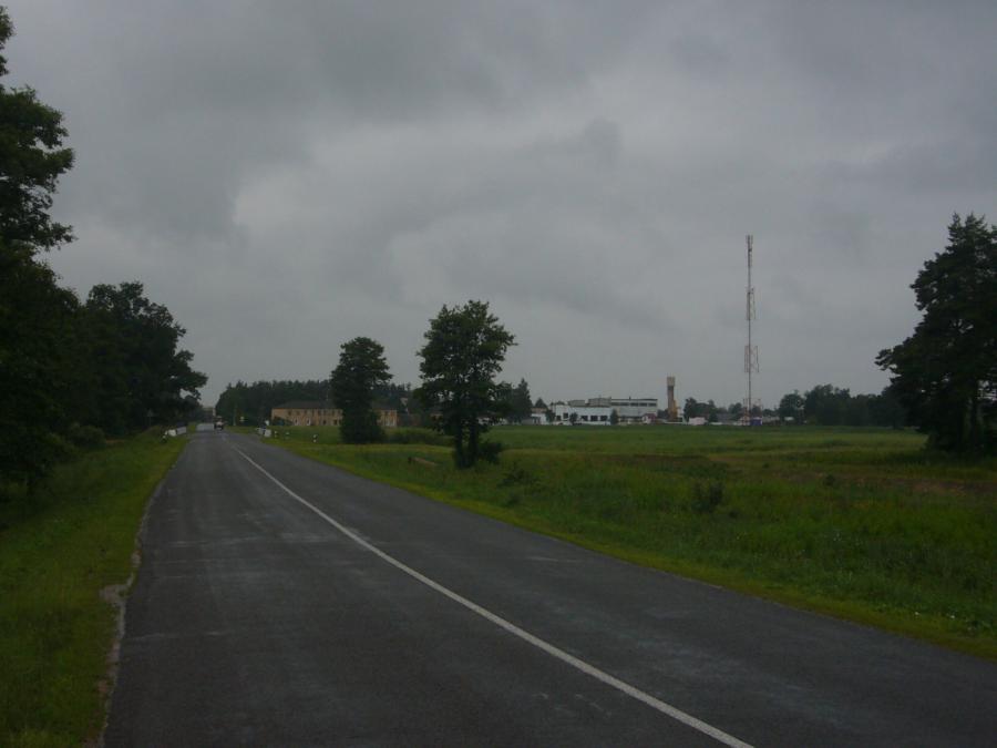 Четвертый день пути, моросит мелкий дождь. Вид на Долгое со стороны Арестантского канала, который выкопали узники еще при царе. Так получилось, что за Мелковичами мы пошли не по основному руслу, которое уходит вправо, а по левому ответвлению, потому как оно нам показалось более интересным. Мы не ошиблись, оно действительно более интересное и через 15км обратно впадает в Случь.