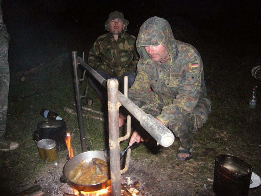 Наши рыбаки нас не подвели, жарим рыбу