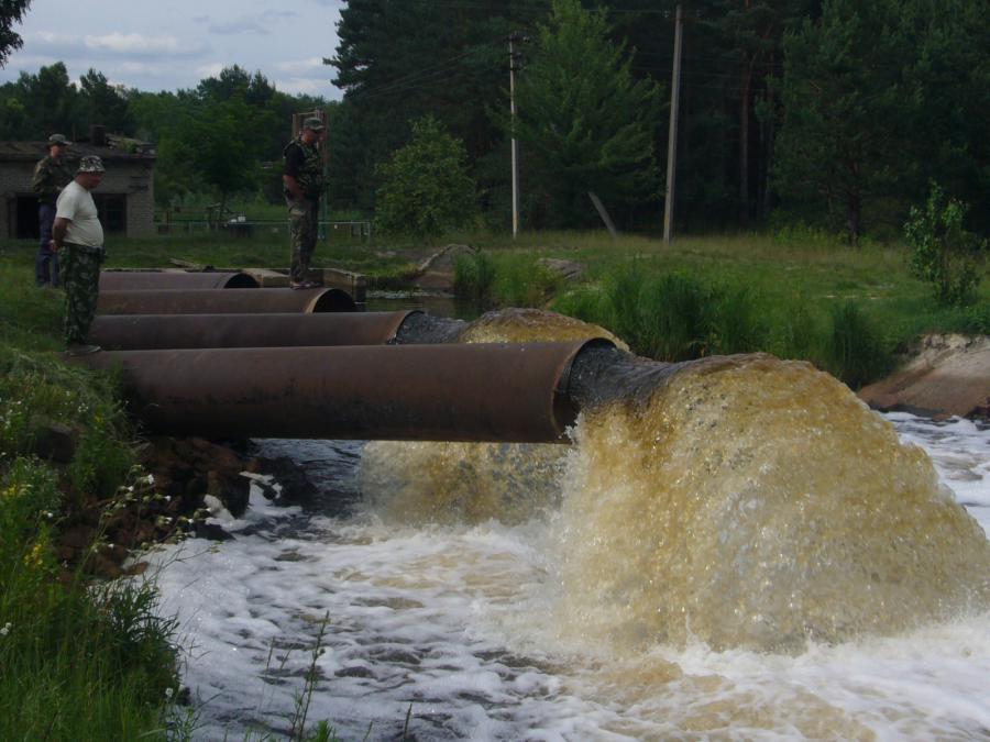 Закачка воды из р. Случь в канал, который ведет к местному рыбхозу