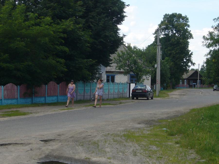 Местные девчонки на променаде. Хорошо идут...