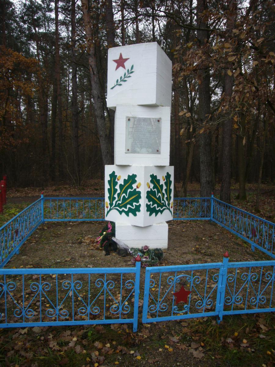 Памятник Орлову Ивану Ивановичу командиру партизанского отряда действовавшего на Кобринщине, погибшего 27.04.1943г при попытке подорвать мост через р. Мухавец близ Жуховцов.